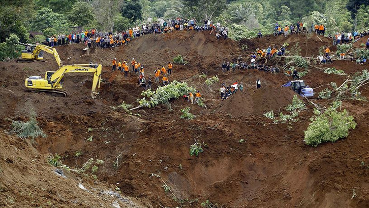 Endonezyadaki toprak kaymasında ölü sayısı 25e yükseldi