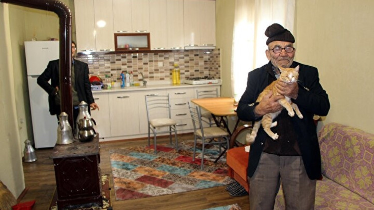 Yanan evinin önünde kedisine sarıldığı fotoğrafla tanınan Ali Meşe 93 yaşında öldü