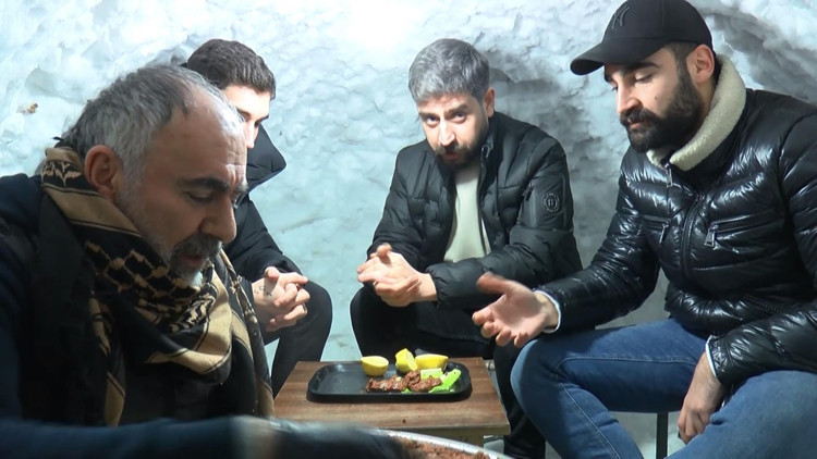 Kardan mekanda çay ve çiğ köfte keyfi Kardan mekanda çay ve çiğ köfte keyfi