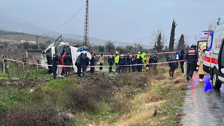 Memurları taşıyan midibüs devrildi: 1 ölü, 25 yaralı
