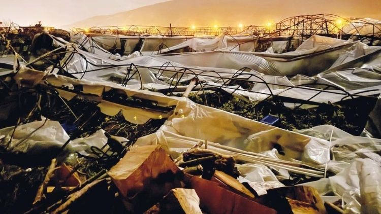 Antalya’yı hortum vurdu… Seralar yıkıldı çatılar uçtu tekneler devrildi