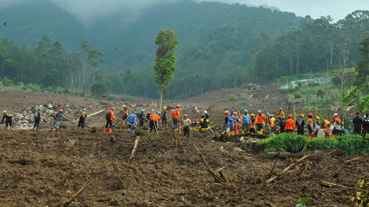 Endonezyadaki toprak kaymasında ölü sayısı 53e yükseldi