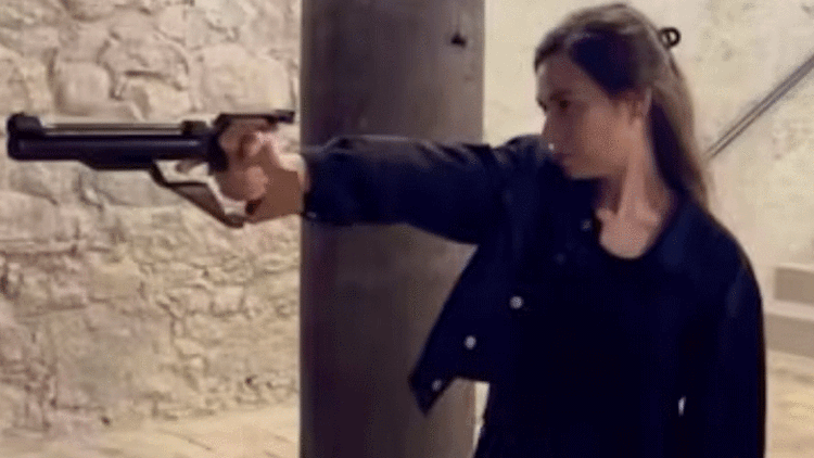 İsa ve Meryem tablosunu hedef tahtası yapıp sosyal medyada paylaştı İsviçreli politikacıya para cezası İsa ve Meryem tablosunu hedef tahtası yapıp sosyal medyada paylaştı İsviçreli politikacıya para cezası