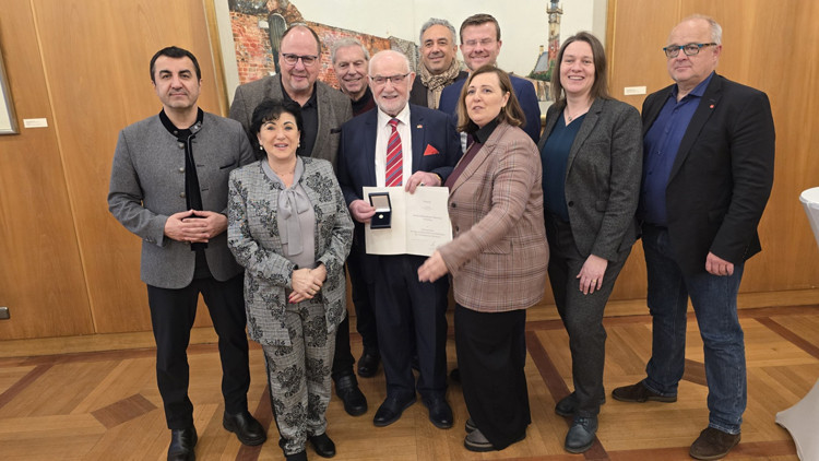 Abdurrahman Gümrükçü’ye Bavyera Liyakat Nişanı
