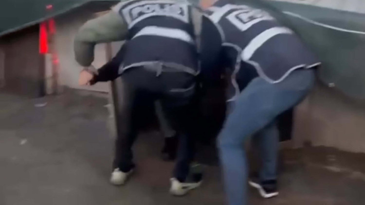 Firari hükümlü, saklandığı kümeste öksürünce yakalandı