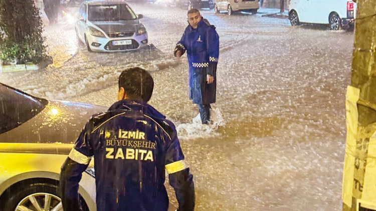 İzmir’i sağanak vurdu