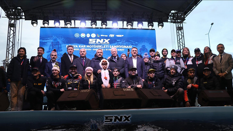 Kar motosikleti şöleni