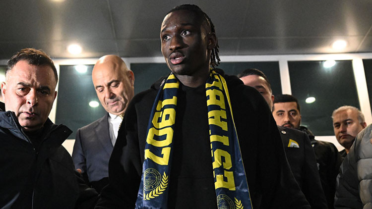 Fenerbahçenin yeni transferi Sidiki Cherif, imza için İstanbulda
