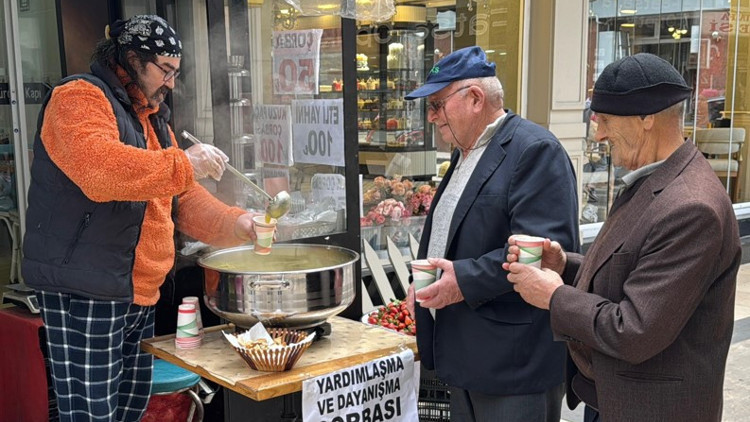 Her gün 200 bardak çorbayı ücretsiz dağıtıyor