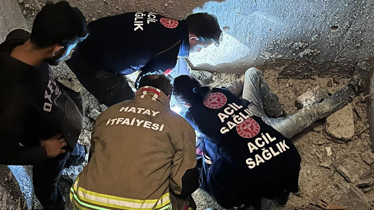 Asansör boşluğuna düşerek yaralanan kişiyi itfaiye kurtardı
