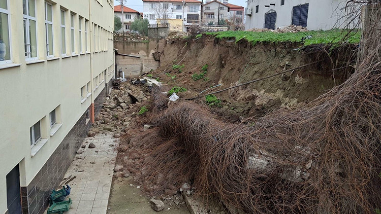 Facianın eşiğinden dönüldü: İstinat duvarı, lise bahçesine çöktü