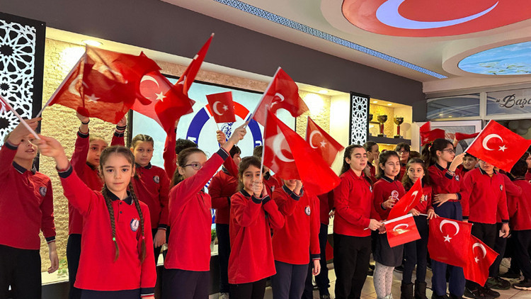 Okullarda ‘Bayrak Sevgisi’ temasıyla ilk ders zili çaldı