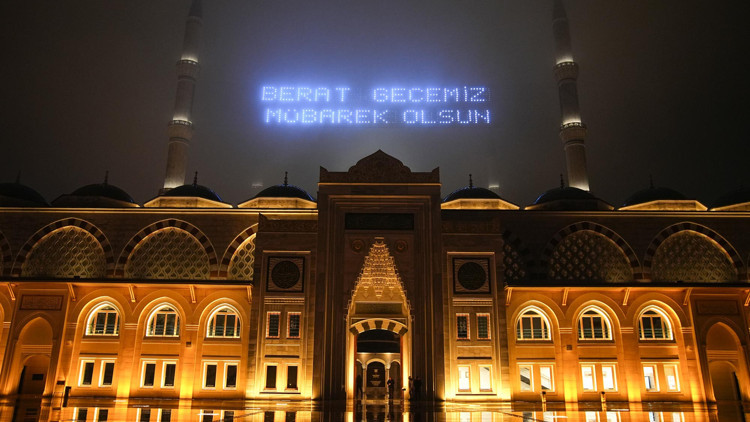 Berat Kandili tüm yurtta idrak edildi: 81 ilde camiler doldu taştı Berat Kandili tüm yurtta idrak edildi: 81 ilde camiler doldu taştı