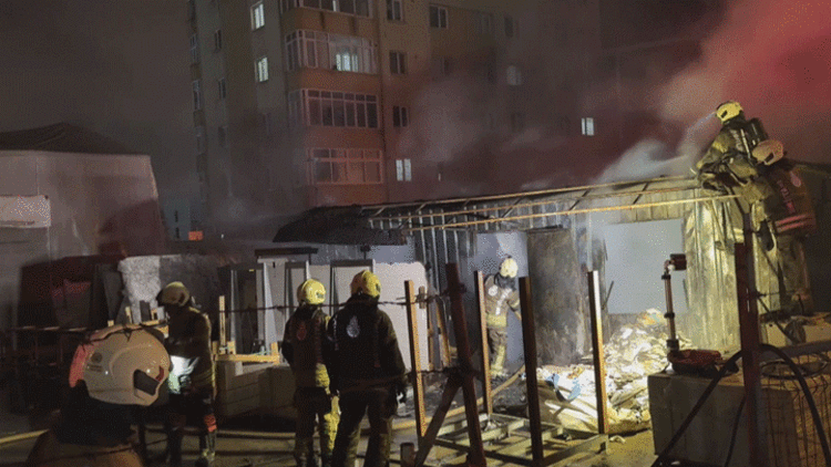 Ataşehirde işçi konteynerinde korkutan yangın: 2 kişi dumandan etkilendi