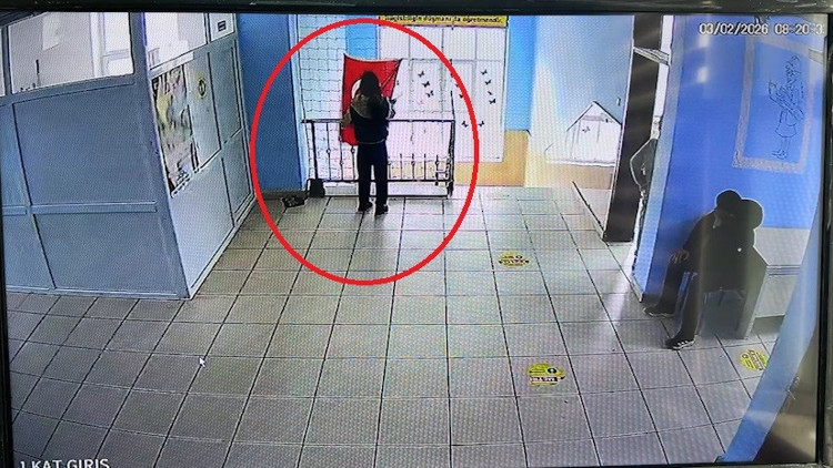 Diyarbakır’da 5’inci sınıf öğrencisinin bayrak hassasiyeti kamerada Diyarbakır’da 5’inci sınıf öğrencisinin bayrak hassasiyeti kamerada