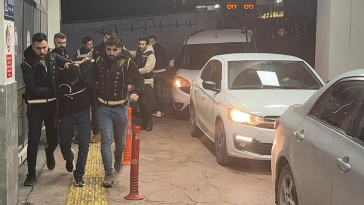 Kuyumcu dükkanında altınları gasbedip, polisi yaralayan 6 şüpheli yakalandı Kuyumcu dükkanında altınları gasbedip, polisi yaralayan 6 şüpheli yakalandı