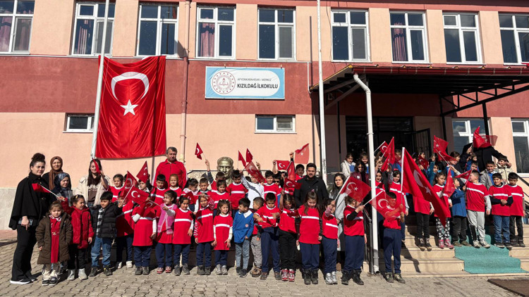 İlkokulda bayrak sevgisi etkinliği