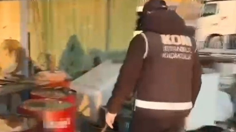 İstanbulda yapılan operasyonlarda 242 ton kaçak akaryakıt ele geçirildi İstanbulda yapılan operasyonlarda 242 ton kaçak akaryakıt ele geçirildi