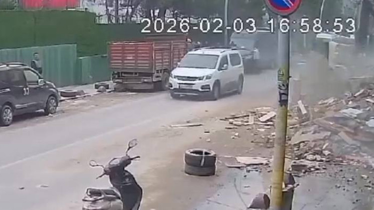 İstanbul- Sultangazide yıkımı süren binadan yere düşen beton parça savrularak araca çarptı