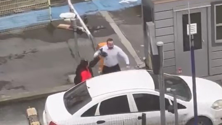 İstanbul- Kadıköy’de yol verme tartışmasında otomobilin aynasını kırdı