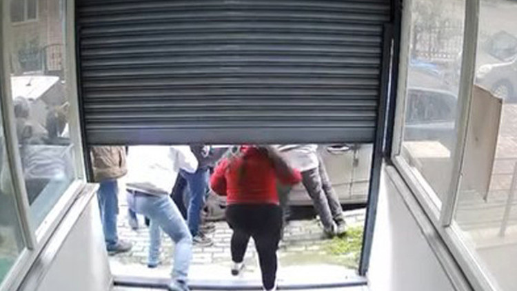 Avcılarda iş yerinde taciz iddiası Esnaf şüpheliyi darbetti