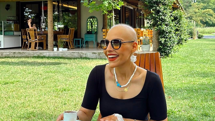 Saçını kazıtan eşinin desteği ile meme kanserini yendi