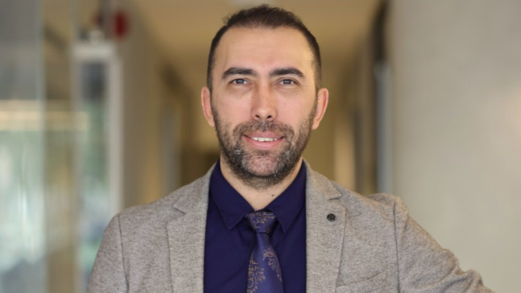 PRK ve No Touch Lazer yöntemleriyle gözlük ve lenslere kalıcı olarak veda