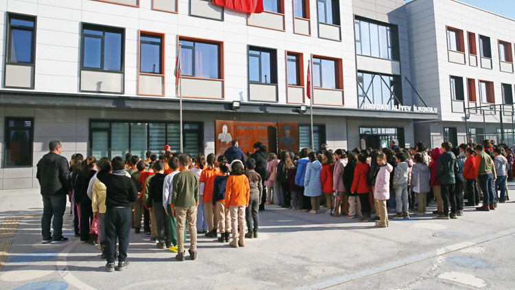 Okullarda saygı duruşu yapılacak... Deprem bölgesinde bazı illerde okullara ara verildi Okullarda saygı duruşu yapılacak... Deprem bölgesinde bazı illerde okullara ara verildi