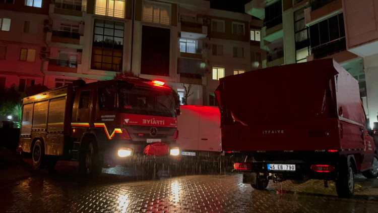 Manisa’da heyelan; sitenin istinat duvarı çöktü