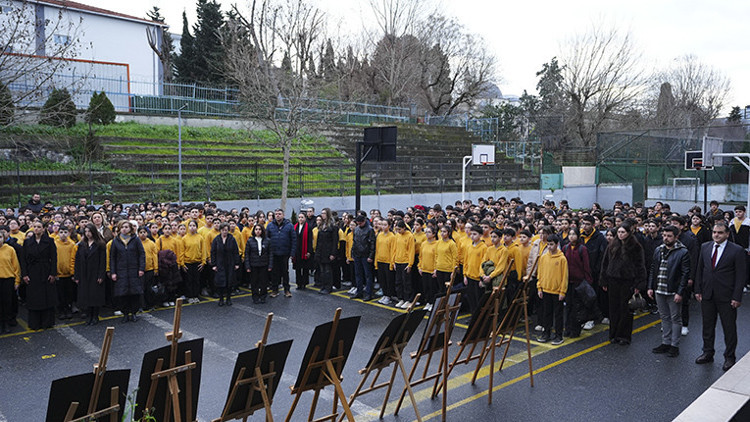 İstanbuldaki okullarda saygı duruşu