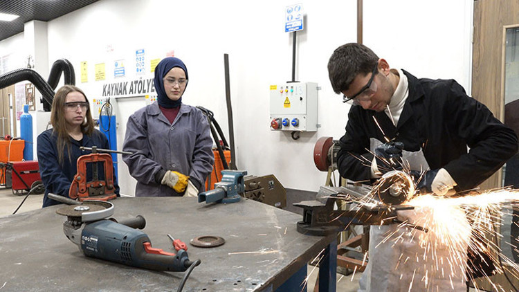 Üniversiteliye mezun olmadan çalışma imkanı