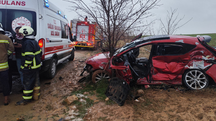 Mardinde feci kaza Otomobil ile TIR çarpıştı: 2 ölü, 2si ağır 3 yaralı