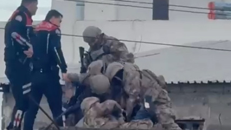 Adanada hareketli dakikalar... Özel Harekat timleri operasyon düzenledi