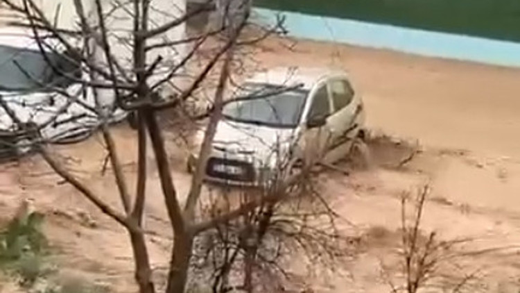 Hatayda şiddetli sağanak sele neden oldu; mahsur kalanlar iş makineleriyle kurtarıldı