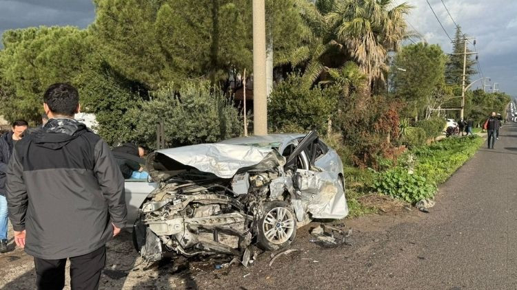 Manisada refüjü aşıp 2 araca çarptı: 2 ölü, 4 yaralı