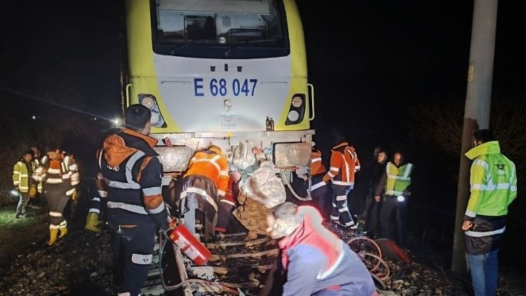 Balıkesirde tren düşen kaya parçası nedeniyle raydan çıktı, 150 yolcu tahliye edildi