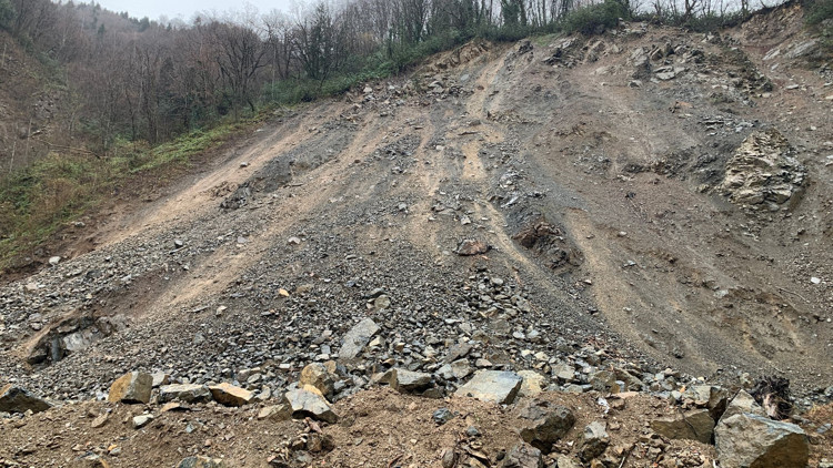 Kapalı köy yolunda heyelan temizliği