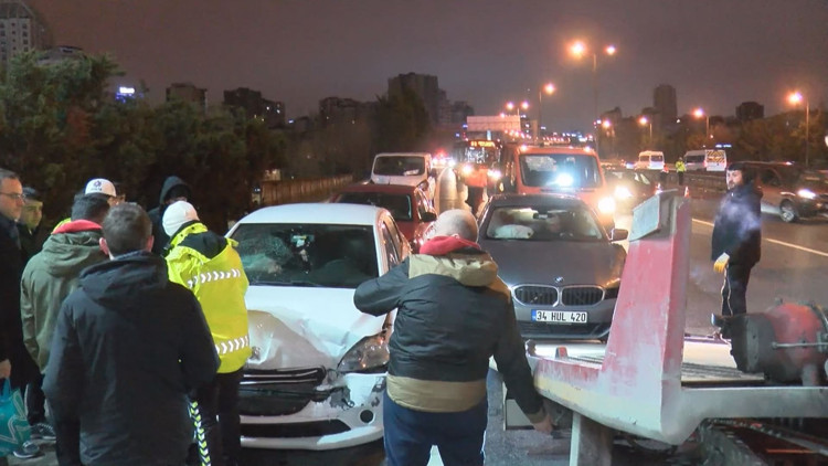 İstanbul - Ümraniyede 7 aracın karıştığı zincirleme kaza; trafik yoğunluğu oluştu -1