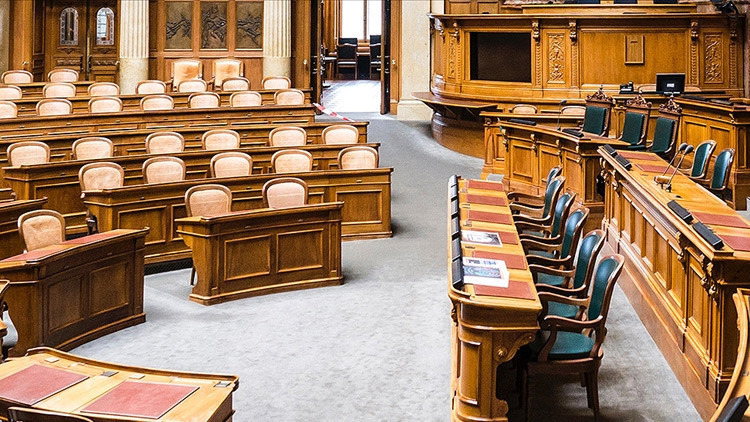 Almanyada 7 yıl eve hapsedilen kız çocuğu için dava açıldı