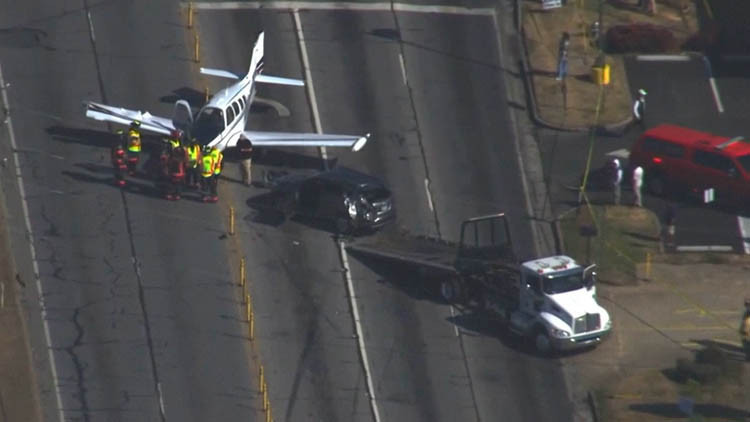 Otoyola acil iniş yapan uçak 3 araca çarptı