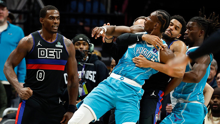 NBA maçında kavga çıktı: Yumruklar havada uçuştu