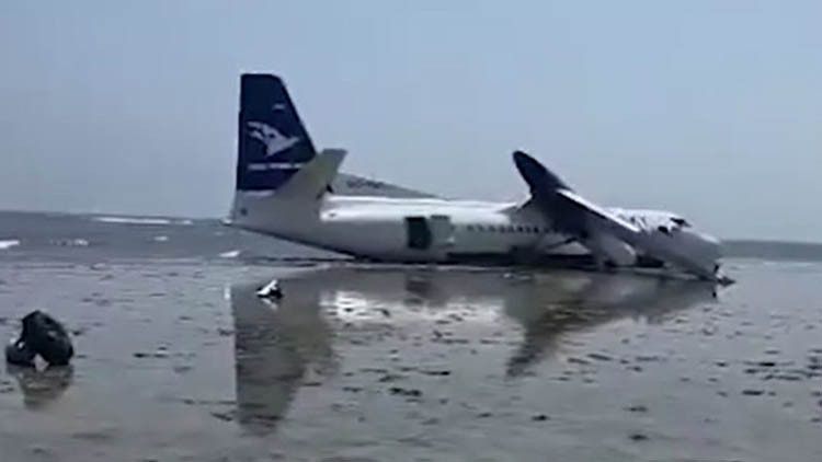 Somaliden kalkan 50 mürettebatlı uçak Hint Okyanusu’na indi