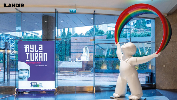 Çocukluğun masum ve renkli dünyasını anlatan heykeller