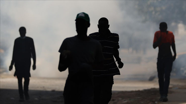 Alevlerden kurtulmak istediler: Camdan atladılar