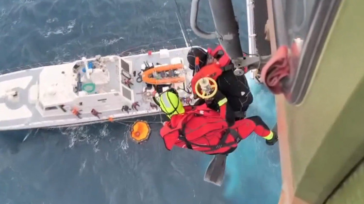 MSB duyurdu: İzmir açıklarında batan göçmen botundaki 2 kişi kurtarıldı