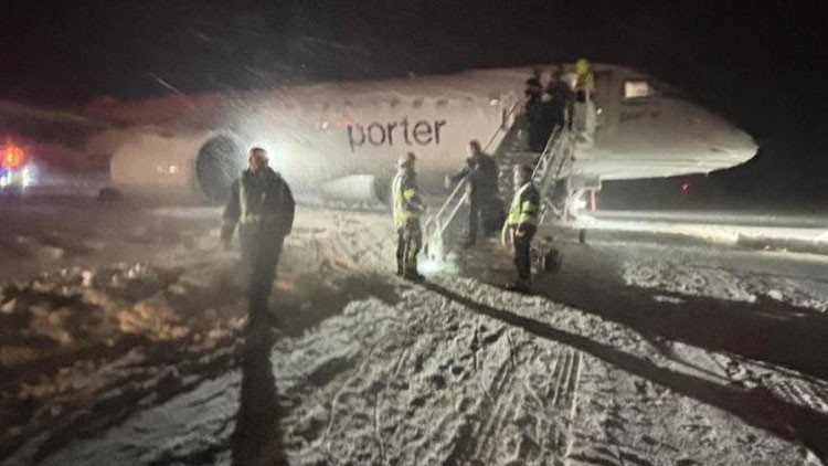 Havalimanında korku dolu anlar: Yolcu uçağı pistten çıktı Havalimanında korku dolu anlar: Yolcu uçağı pistten çıktı