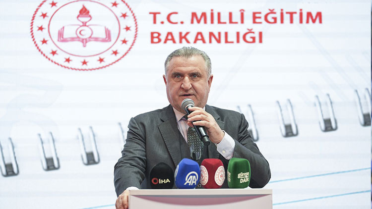 Gençlik ve Spor Bakanı Osman Aşkın Bak, güreş turnuvasının açılış törenine katıldı