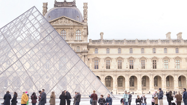 Louvre’un başı yine belada