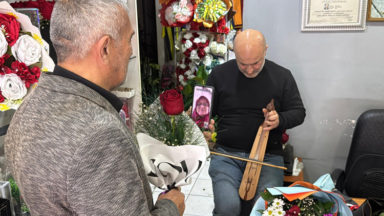 Ordulu çiçekçi, 14 Şubat’ta 65 yaş üstüne hem ücretsiz gül veriyor hem kemençe çalıyor