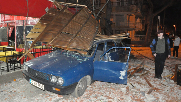İstanbulu fırtına vurdu Binaların çatısı uçtu, denizde dev dalgalar oluştu
